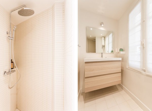 La salle de bains surfe sur les mêmes codes décoratifs que le reste de l'appartement : une lumière évanescente, un mobilier en bois clair et des revêtements (sol et murs) blancs qui subliment l'espace.