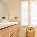 Le style ancien des toilettes intégrées à été intentionnellement conservé. Une touche rétro qui donne du caractère et du charme à cette petite pièce d'eau.