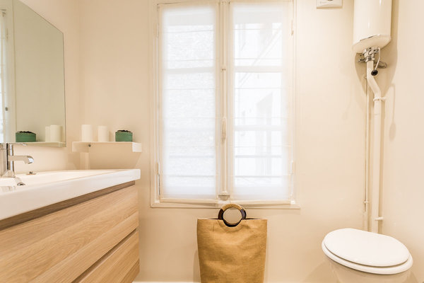 Le style ancien des toilettes intégrées à été intentionnellement conservé. Une touche rétro qui donne du caractère et du charme à cette petite pièce d'eau.