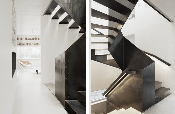 Véritable colonne vertébrale, l’escalier préfabriqué en acier est sculpté d’une seule pièce. Son dessin absent de contremarches rend la forme plus aérienne.