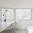 La chambre immaculée intègre un coin bureau avec un plateau inséré dans la maçonnerie sous les fenêtres. La chambre immaculée intègre un coin bureau avec un plateau inséré dans la maçonnerie sous les fenêtres.