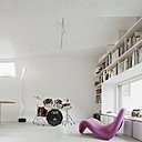 Un salon pour faire de la musique et qui intègre une bibliothèque et des rangements qui encadrent la fenêtre pour libérer de l’espace au sol. Un salon pour faire de la musique et qui intègre une bibliothèque et des rangements qui encadrent la fenêtre pour libérer de l’espace au sol.