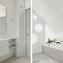 La salle de bains immaculée offre des rangements filants dans la continuité du plan vasque, qui épouse le volume de la pièce. La salle de bains immaculée offre des rangements filants dans la continuité du plan vasque, qui épouse le volume de la pièce.