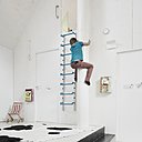 Dans l’aire de jeux, les enfants improvisent des activités d’escalade. Dans l’aire de jeux, les enfants improvisent des activités d’escalade.