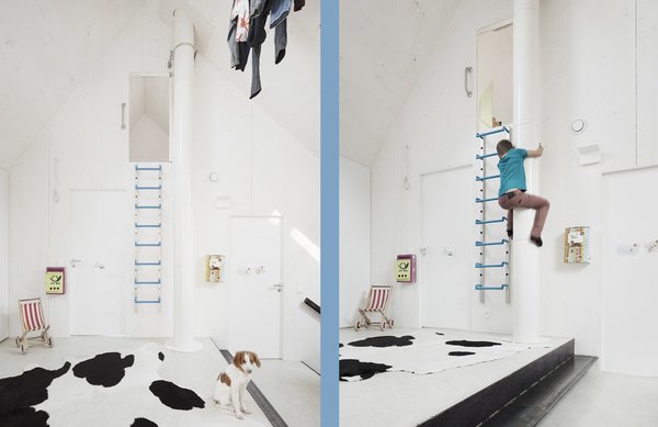 Dans l’aire de jeux, les enfants improvisent des activités d’escalade.
