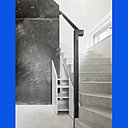 Sous les marches de l’escalier en béton, un rangement coulissant pour gagner de la place. Sous les marches de l’escalier en béton, un rangement coulissant pour gagner de la place.