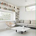 Le salon est séparé du reste de la pièce à vivre par une cheminée. L’insert à foyer fermé assure la sécurité importante pour les enfants. Le salon est séparé du reste de la pièce à vivre par une cheminée. L’insert à foyer fermé assure la sécurité importante pour les enfants.