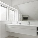 L’intérieur dépouillé des pièces est laissé en béton brut ou simplement peint en blanc. L’intérieur dépouillé des pièces est laissé en béton brut ou simplement peint en blanc.