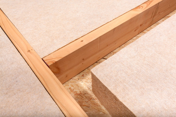 Panneau isolant flexible composé de 90 % de fibres de bois issu du Beaujolais et de 10 % de polyester recyclé destiné à l’isolant thermique et acoustique pour l’intérieur. Conductivité thermique de 0,036 W/ (m.K). Gamme Isonat Plus 55 Flex H de Buitex.