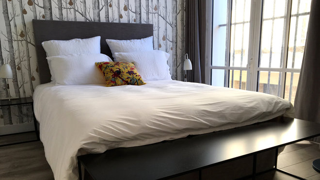 En tête de lit, un papier peint (Woods, Cole and Son) habille les chambres dotées d’un faux plafond. Coussin imprimé, Harmony. En tête de lit, un papier peint (Woods, Cole and Son) habille les chambres dotées d’un faux plafond. Coussin imprimé, Harmony.