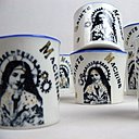 Détournement d’image religieuse pour les tasses Sainte Machine avec décor céramique par transferts d’images. Création Céline Linossier.