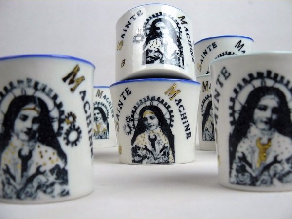 Détournement d’image religieuse pour les tasses Sainte Machine avec décor céramique par transferts d’images. Création Céline Linossier.