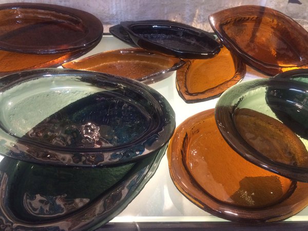 Fabrication artisanale pour les coupes Pirogues en verre coloré. Création Eva Luca.