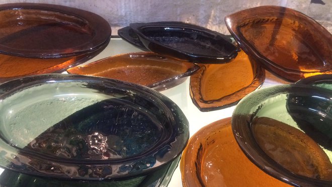 Fabrication artisanale pour les coupes Pirogues en verre coloré. Création Eva Luca.