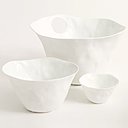 Moho, série de 3 contenants aux matières contrastées par une porcelaine émaillée à l’intérieur et laissée en biscuit brut à l’extérieur avec des détails de façonnage. Les perçages servent à les saisir ou à glisser des couverts fins de service ou des baguettes. En porcelaine blanche de Limoges. Création Isabelle Poupinel.
