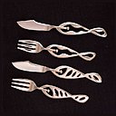 Couverts aérodynamiques aux formes organiques plaqués argent. Création  Pierre Julien.