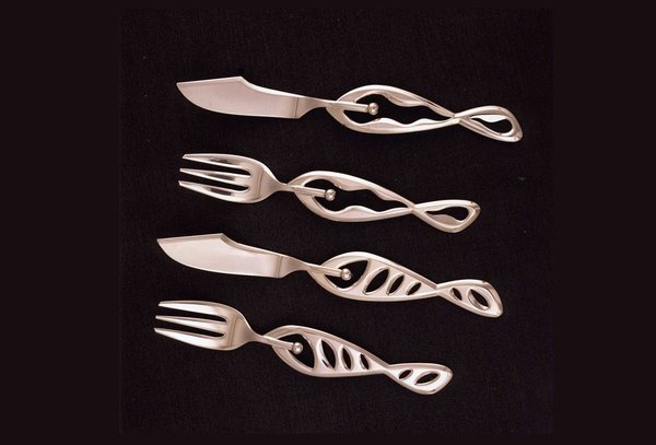 Couverts aérodynamiques aux formes organiques plaqués argent. Création  Pierre Julien.