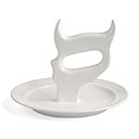 Avec poignée en forme de cornes de vache, Asciette, plateau à fromages en faïence émaillée blanc. Création Baptiste Ymonet et Vincent Jousseaume pour l’Atelier Polyhèdre.