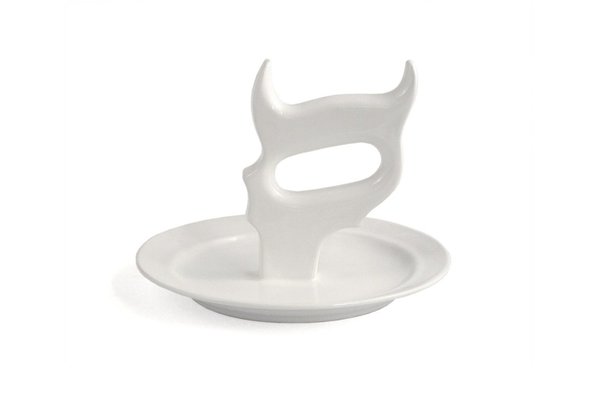 Avec poignée en forme de cornes de vache, Asciette, plateau à fromages en faïence émaillée blanc. Création Baptiste Ymonet et Vincent Jousseaume pour l’Atelier Polyhèdre.