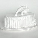 En forme de motte de beurre, Extend beurrier, beurrier avec poignée ornementale sur assiette de présentation ovale. Création Ymonet et Vincent Jousseaume pour l’Atelier Polyhèdre.
