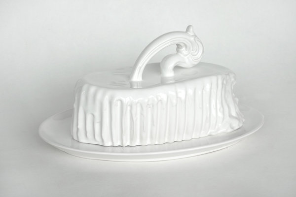 En forme de motte de beurre, Extend beurrier, beurrier avec poignée ornementale sur assiette de présentation ovale. Création Ymonet et Vincent Jousseaume pour l’Atelier Polyhèdre.