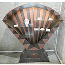 Etagère en bois recouverte d’un enduit de béton lissé, teinté, poncé et revêtu d’un vernis époxy. Création Stéphane Villion.