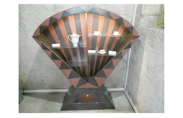 Etagère en bois recouverte d’un enduit de béton lissé, teinté, poncé et revêtu d’un vernis époxy. Création Stéphane Villion.