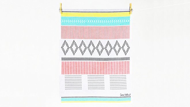 Jeux de motifs en tissage jacquard pour ce torchon en pur coton, modèle Graphic de la Série Géométrie, création Coco Hellein pour Tissage Moutet.