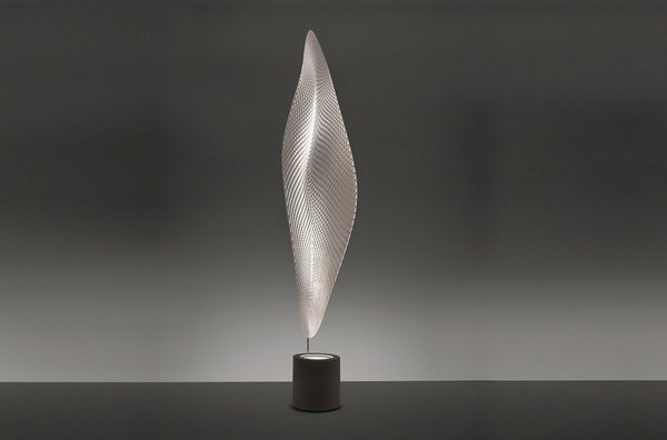 En forme de feuille, lampadaire Cosmic Leaf terra, en acier, chrome et polymère, création Ross Lovegrove pour Artemide en 2009.