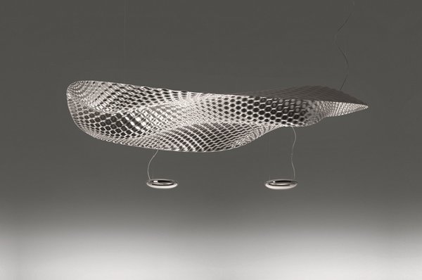 Suspension Cosmic Angel, en aluminium et polymère, création Ross Lovegrove pour Artemide en 2009/11.