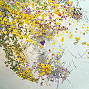 Présentée sous l’auvent des écuries, l’installation Le jardin suspendu de Rebecca Louise Law où chaque élément frais ou sec est cousu individuellement pour durer indéfiniment. « Les fleurs vivantes bougent d’une manière exquise à travers les étapes naturelles de la détérioration, elles se fanent, se décolorent et sèchent ».