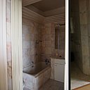 Avant : une salle de bains trop petite, nappée avec un marbre rose démodé et aménagée à côté de la cuisine qui donnait également sur la chambre.