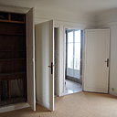Avant : une grande chambre avec des portes de placard encombrantes, mais un tout petit volume de rangement.