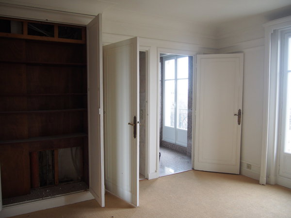 Avant : une grande chambre avec des portes de placard encombrantes, mais un tout petit volume de rangement.