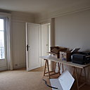 Avant : une chambre avec deux portes battantes pour communiquer avec le séjour.