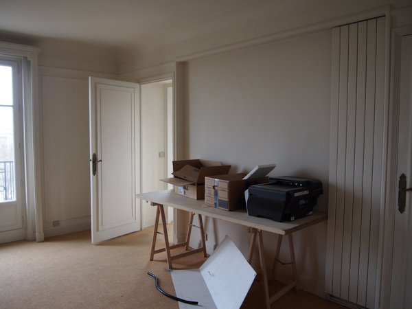 Avant : une chambre avec deux portes battantes pour communiquer avec le séjour.