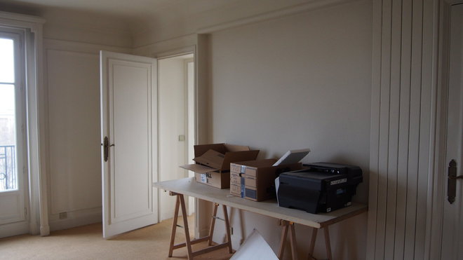 Avant : une chambre avec deux portes battantes pour communiquer avec le séjour.