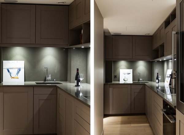 Les rangements de la cuisine (Perene) sont en bois peint avec veine du bois visible. La crédence et le plan de travail sont en Pierre de Plan. Au sol, un parquet en chêne à lames larges couleur bois flotté recouvert d’un vernis mat (Panaget).