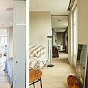 Plus de porte entre le séjour et la chambre et de place perdue. Du séjour, un passage latéral facilite la circulation. Et on profite de la perspective jusqu’à la salle de bains qui agrandit l’espace et accentue sa profondeur.