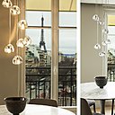 Un coin repas magnifié par une suspension sculpturale en verre soufflé de Murano (Modèle Mizu de Terzani, chez Astéri) qui utilise le cristal le plus clair et une vue sur la « dame de fer ». Chaises et table, Silvera.