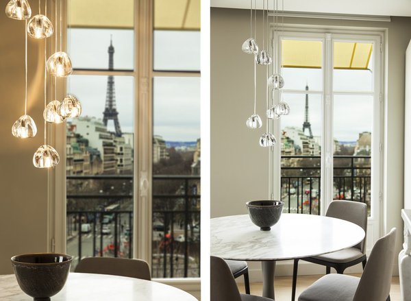 Un coin repas magnifié par une suspension sculpturale en verre soufflé de Murano (Modèle Mizu de Terzani, chez Astéri) qui utilise le cristal le plus clair et une vue sur la « dame de fer ». Chaises et table, Silvera.