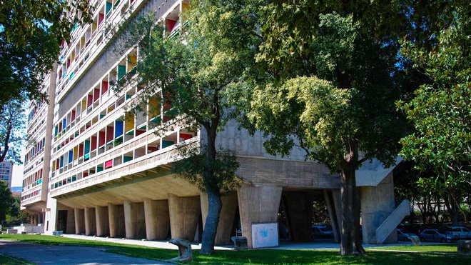 A l’intérieur comme à l’extérieur de l’édifice, l’architecte a mis en place un jeu chromatique à partir des couleurs primaires qui habillent l’intérieur des loggias et les portes des appartements.