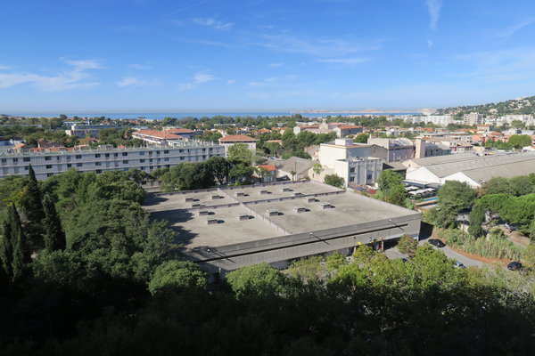 Bâtie au cœur d’un parc de 3 hectares, entre colline et mer, elle profite de l’environnement très agréable des beaux quartiers du 8ème arrondissement de la cité phocéenne.