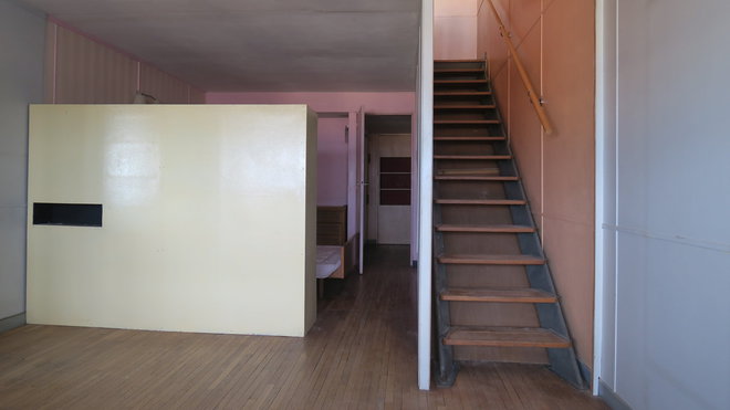 Le niveau bas comprend un espace bureau-bibliothèque ouvert sur la loggia, une chambre avec salle de bains et dressing.