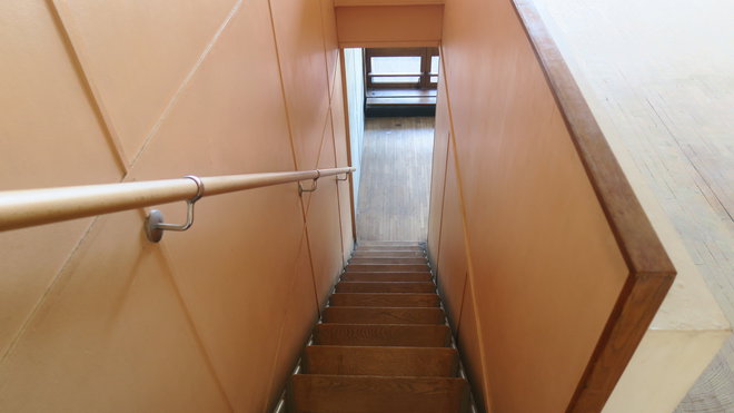 Les deux niveaux d’habitation sont reliés par un escalier en métal et bois dessiné par Jean Prouvé.