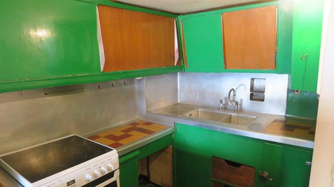 La cuisine fonctionnelle, conçue par Charlotte Perriand dotée de nombreux rangements préfigure la typologie des cuisines aménagées d’aujourd’hui.