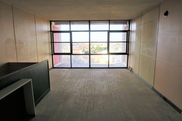 Le duplex profite d’une vue sur la mer depuis son balcon loggia. Situé en étage élevé, il dispose de 70 m² de surface habitable sur deux niveaux.