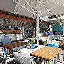 L’architecture de la maison avec des circulation extérieures et intérieures bien gérées sont la clef pour réussir une bonne expérience d’habitat partage. Chacun chez soi sous le même toit et des espaces extérieurs mutualisés permet de créer une autre façon de vivre moins individualiste. On peut mutualiser l’extérieur comme une terrasse et une cuisine d’extérieur pour les repas en été.