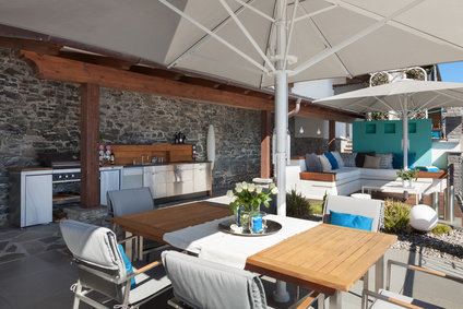 L’architecture de la maison avec des circulation extérieures et intérieures bien gérées sont la clef pour réussir une bonne expérience d’habitat partage. Chacun chez soi sous le même toit et des espaces extérieurs mutualisés permet de créer une autre façon de vivre moins individualiste. On peut mutualiser l’extérieur comme une terrasse et une cuisine d’extérieur pour les repas en été.