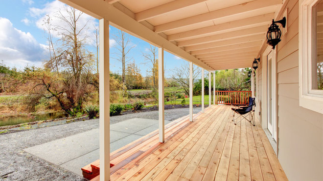 La construction bois éco-responsable va souvent de pair avec l’habitat partagé. Les espaces extérieurs peuvent être valorisés avec des terrasses couvertes, privées ou communes. L’entretien des extérieurs, son mobilier et le jardin sont aussi partagés pour gagner du temps, réduire les corvées et favoriser l’entraide.